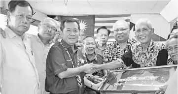  ??  ?? Tuai Rumah Julin (right) presents a memento to Alexander during the function as others look on.