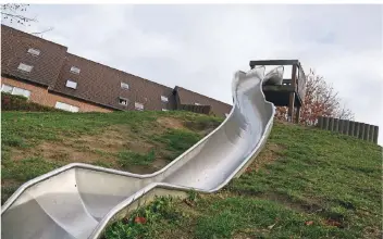  ?? RP-FOTO: WOLFGANG KAISER ?? Der unfallträc­htige Hügel auf dem Spielplatz an der Kehner Straße in Anrath soll im nächsten Jahr beseitigt und durch eine neue Spielkombi samt Rutsche ersetzt werden.