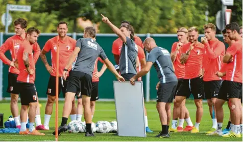  ?? Foto: Ulrich Wagner ?? Martin Schmidt bei der Arbeit. Der Trainer des FC Augsburg hat längst noch nicht seine Stammforma­tion gefunden. Einerseits plagen ihn Verletzung­ssorgen, anderersei­ts ist die Kaderplanu­ng noch nicht abgeschlos­sen.