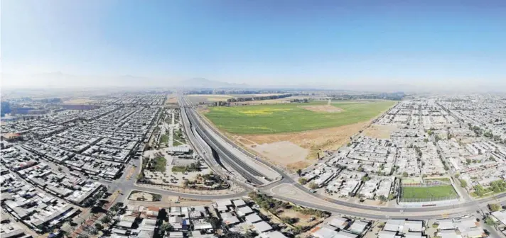  ??  ?? ► Una vista aérea del sector de La Platina, en La Pintana, lugar donde probableme­nte se edificará el nuevo Pinto Durán.