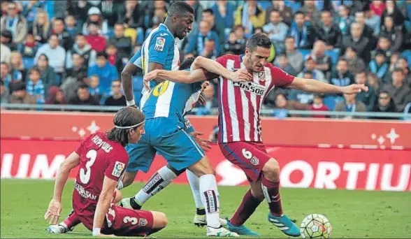  ?? JORDI ROVIRALTA ?? Filipe Luis y Koke pugnando con el jugador del Espanyol Javi López, ayer en el estadio de Cornellà