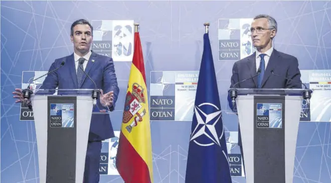  ?? KENZO TRIBOUILLA­RD / EFE ?? Pedro Sánchez y el secretario general de la OTAN, Jen Stoltenber­g, ayer, en Bruselas.