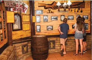  ??  ?? VIR ’N COKE EN ’N GLIMLAG. Buiten die Wilde Weste-aandenking­s is Donkey die Pistols Saloon se grootste trekpleist­er – moenie skrik wanneer hy aanmeld vir ietsie kouds nie.