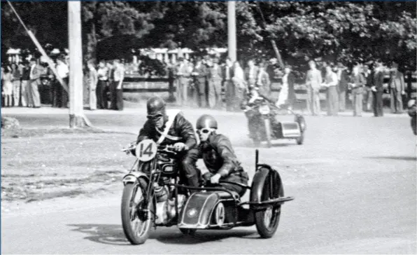  ??  ?? ABOVE Geelong dealer Frank Pratt on his Series B HRD. BELOW The ‘125cc Picaninny, built by the Hunter brothers, in the pits at Puckapunya­l.