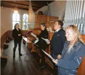  ??  ?? Eine kleine Gruppe von „Leuchtfeue­r“sang für den Verstorben­en in der Kirche Maria Immaculata.