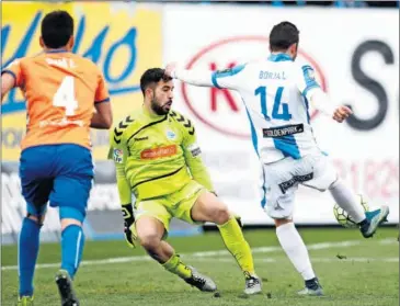  ??  ?? DEFINITIVO. Borja Lázaro remata ante Pacheco y logra el segundo gol del Leganés.