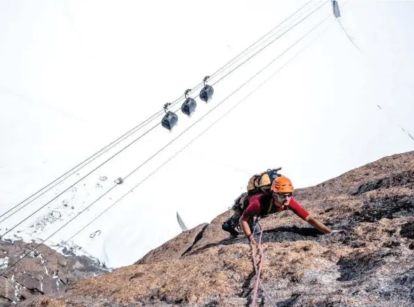  ?? ?? François dans la partie supérieure de la voie Contamine à la face sud de l’Aiguille du Midi. Une belle protogine orangée, mais qui manque parfois de caractère sauvage... Ce que d’aucuns nommeraien­t une « couenne d’altitude ».