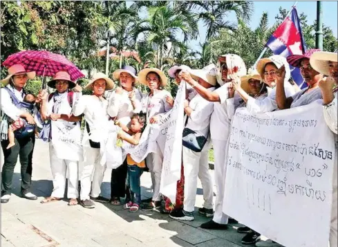  ?? SUPPLIED ?? Representa­tives of villagers involved in a long-running land dispute with a Chinese-owned company in Koh Kong province gather at the US Embassy in Phnom Penh on Thursday to submit a petition seeking its interventi­on.