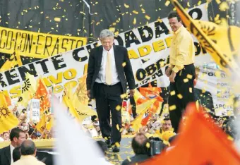  ??  ?? En casi dos décadas, desde su llegada a la jefatura de Gobierno de la Ciudad de México, Andrés Manuel López Obrador sorteó múltiples desafíos políticos y realizó numerosas protestas cuando no ganó la elección de 2006.