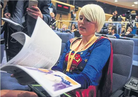 ?? [ Imago/Zuma Press ] ?? Superwoman kämpft gegen den Brexit. Die britische Aktionskün­stlerin Madeleina Kay trat im Brüsseler Pressesaal auf.
