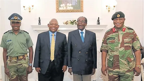  ?? AFP ?? Para la foto. Robert Mugabe (segundo desde la derecha), un enviado de Sudáfrica, y el jefe de las FF.AA, Constantin­e Chiwenga (derecha).