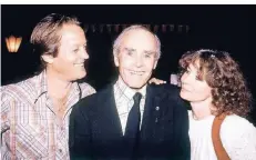  ?? FOTO: DPA ?? Peter Fonda entstammte einer Schauspiel­er-Familie: Hier ist er 1980 mit Vater Henry und dessen Frau Shirlee zu sehen.