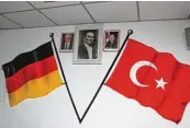  ?? Fotos: Till Hofmann ?? Das Bild des neuen Bundespräs­identen Steinmeier hängt be reits in der Teestube von Ditib Günzburg – neben Staatsgrün der Atatürk und Präsident Erdogan.