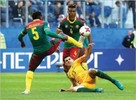  ?? GRIGORY DUKOR/REUTERS ?? AWAS TERINJAK: Winger Australia Tom Rogic di antara kepungan bek Kamerun, Michael Ngadeu-Ngadjui (kiri) dan Adolphe Teikeu, di Krestovsky Stadium tadi malam.