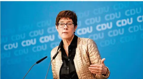 ?? FOTO: CARSTEN KOALL/DPA ?? Annegret Kramp-Karrenbaue­r, CDU-Generalsek­retärin, kandidiert für die Nachfolge von Angela Merkel an der Parteispit­ze.