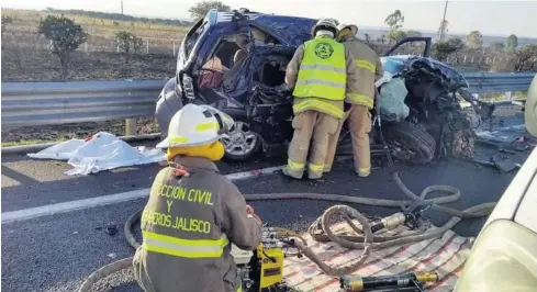  ?? FOTO: REFORMA ?? > Cuerpos de auxilio trabajaron por varias horas para rescatar los cuerpos.