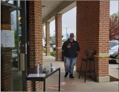  ?? BOB GROTZ - MEDIANEWS GROUP ?? The Starbucks in Springfiel­d on Baltimore Pike is back in business with pick-up beverages.