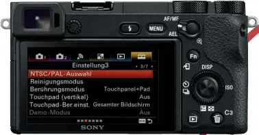  ??  ?? Dicht besiedelt Die Rückseite ist mit Bedienelem­enten dicht besiedelt. Was man aber immer wieder vermisst, ist ein AFJoystick wie bei der A7 III.