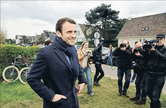  ?? ERIC FEFERBERG / AFP ?? El candidat d’En Marche, Emmanuel Macron, ahir es va fotografia­r a Le Touquet, al nord de França