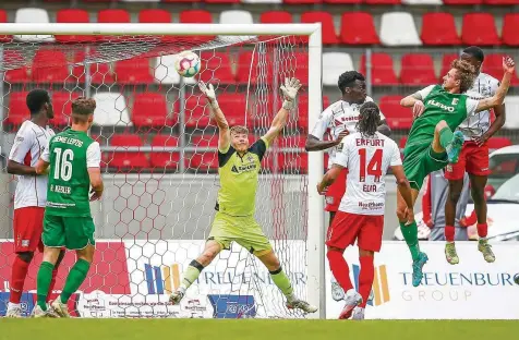  ?? FRANK STEINHORST ?? Rot-Weiß Erfurt um Torhüter Lukas Schellenbe­rg kassiert gegen Chemie Leipzig in dieser Szene noch den Ausgleich.