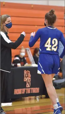  ?? MEDIANEWS GROUP FILE PHOTO ?? Springfiel­d coach Ky McNichol gives sophomore Anabel Kreydt a fist bump in a game at Marple Newtown in January.