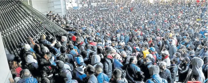  ?? Fabián Marelli ?? los usuarios derribaron una reja en la estación constituci­ón, del ferrocarri­l roca