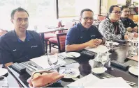  ??  ?? REBUT PELUANG: Nizam Sani (dua kiri) bersama Nizam Abu Samah (kiri) pada sidang media mengenai ‘Kempen Emas 1 Kilo’ Bank Rakyat, di Kuching semalam.