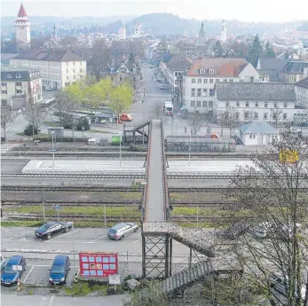  ?? ARCHIVFOTO: PETER SPRINGER ?? Der Eschersteg diente bis September 2005 als Fußgängerw­eg über die Bahngleise. Dort muss das Kulturdenk­mal laut Oberbürger­meister Daniel Rapp aber nicht wieder aufgebaut werden.