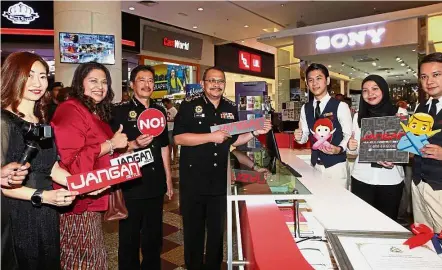  ??  ?? Say no to graft: Dzulkifli with members of the public during a walkabout at Berjaya Times Square in conjunctio­n with MACC’s 3J campaign.