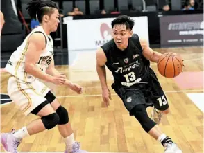  ?? ?? Joining the attack: KL aseel’s Filipino guard Jun manzo (13) trying to dribble past ns matrix Hiew Jia Hao.