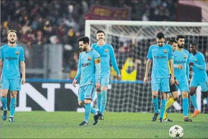  ?? FOTO: PERE PUNTÍ ?? Los jugadores del Barça acabaron desolados tras la eliminació­n después de un mal partido que las estadístic­as confirman