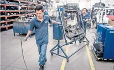  ??  ?? La imposición de aranceles al acero y aluminio no encarece la producción de autopartes en el país, ya que la regla octava los exenta de impuestos.