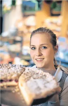  ?? RP-FOTO: RALPH MATZERATH ?? Sarah Hain hat ihre Ausbildung bei Ihr Bäcker Schüren im August 2015 begonnen und steht kurz vor der Zwischenpr­üfung. Der Umgang mit den Kunden macht der 18-Jährigen große Freude.