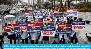  ?? ?? SEOUL: Doctors hold placards reading ‘Stop populist medical policy!’ during a rally to protest against the NV]LYUTLU[»Z WSHU [V YHPZL [OL HUU\HS LUYVSTLU[ X\V[H H[ TLKPJHS ZJOVVSZ ULHY [OL WYLZPKLU[PHS VMÄJL PU Seoul on February 21, 2024. — AFP