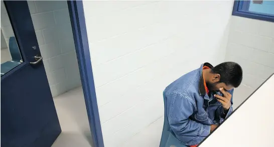  ?? ANGEL VALENTIN / THE NEW YORK TIMES FILES ?? A Tamil asylum seeker in a visitor’s room at Krome Detention Center in Miami. After their capture by FBI authoritie­s in 2010, five Sri Lankans identified Canadian citizen Srikajamuk­an Chelliah as their smuggler.