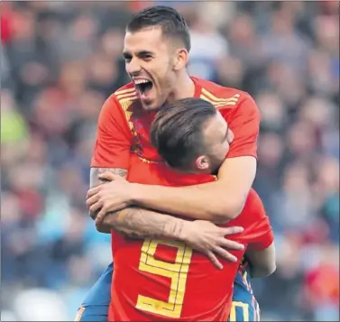  ??  ?? ALEGRÍA. Ceballos y Borja Mayoral celebran uno de los goles del delantero madridista.