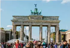  ??  ?? Diese Städte eignen sich für Kurztrips (von links oben im Uhrzeigers­inn): Rom mit der spanischen Treppe, Paris mit dem Eiffelturm, Amsterdam und Berlin mit dem Bran denburger Tor.