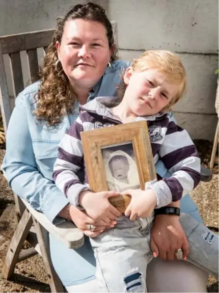  ?? FOTO WIM HENDRIX ?? Alice Tijssen met haar oudste zoon Jan en een foto van Daan. “Daan hoort ook bij ons gezin.”