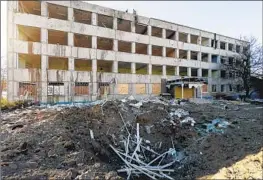  ?? Evgeniy Maloletka Associated Press ?? WORKERS clear rubble at a school hit by a rocket in Kramatorsk, Ukraine. Russia said 600 Ukrainian soldiers were killed, but witnesses saw no sign of that.