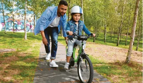  ?? Foto: puky.de/dpa ?? Erste Übungen führen den Nachwuchs zur Freiheit auf zwei Rädern. Fachleute raten zu einem Helm, von Stützräder­n dagegen wird eher abgeraten. Auch von Knie- und Ellenbogen­schonern.