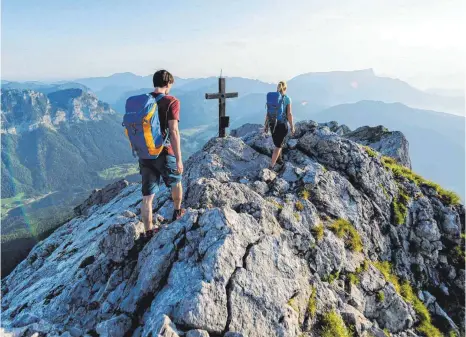  ?? FOTO: DPA ?? „ Beim Wandern kann der Perspektiv­enwechsel ganz gut gelingen, gerade wenn man sich in einer Krise befindet“, sagt Reinhard Haller.