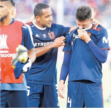  ??  ?? Jean Beaseujour le da instruccio­nes a Pablo Parra durante el partido de ayer en el Estadio Nacional.