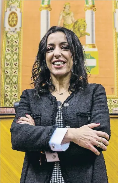  ?? JUAN JOSÉ UBEDA / GTRES ?? Una sonriente Marta Bosquet, el jueves, tras ser elegida presidenta del Parlamento andaluz. Por primera vez en 36 años, la institució­n está dominada por la derecha