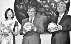  ?? - Bernama photo ?? Datuk Patinggi Abang Johari Tun Openg (centre) holding a ball as a symbol of the launching of Alliance For Health Cities Global Conference and General Assembly 2018 at BCCK.