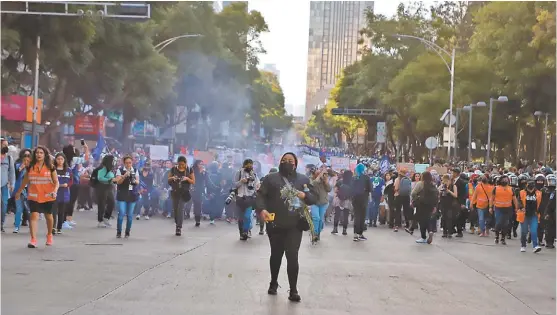  ?? NAOMI ANTONIO ?? Cientos marcharon por avenida Juárez con carteles con frases como “Ni una más”.