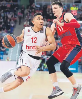  ?? FOTO: EFE ?? Maodo Lo conduce el balón ante la defensa de Matt Janning