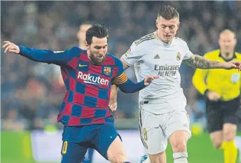  ?? FOTO: PERE PUNTÍ ?? El Barça de Leo Messi aventaja en dos puntos al Real Madrid de Toni Kroos al frente de la Liga