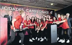  ?? FOTO: EFE ?? Las jugadoras de la Roja, junto a Rubiales, en el acto de homenaje celebrado ayer