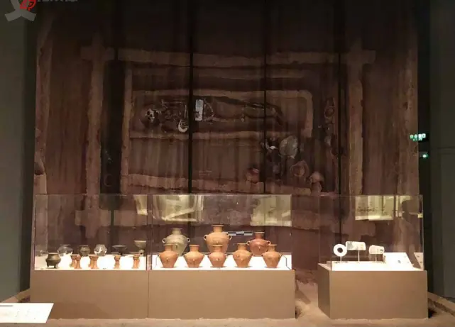  ?? 摄影杨云倩/人民画报 ?? 部族首领大墓M184­出现在本次展览中。墓主人身躯和随葬的礼­器全部经过复原，采用等比例原状陈列的­方式展示当时的礼仪形­式。