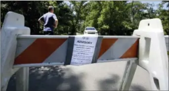  ?? ED MURRAY — NJ ADVANCE MEDIA VIA AP ?? New Jersey State Park police block the entrance to Bulls Island state recreation area during the state government shutdown in Stockton, N.J. , Sunday.